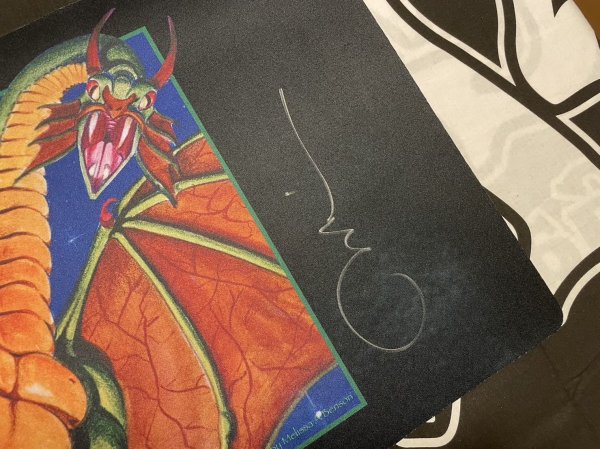 画像2: 《実物写真掲載商品》《プレイマット》《Melissa Benson》《Signed》Shivan Dragon/シヴ山のドラゴン《状態:中古》 (2)