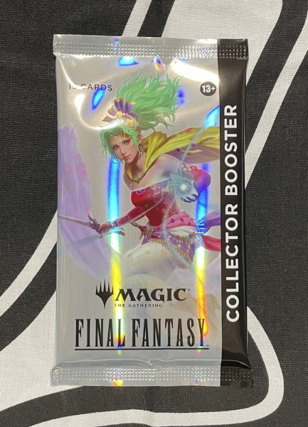 画像1: 《実物写真掲載商品》マジック：ザ・ギャザリングーFINAL FANTASY コレクター・ブースターパック 英語版《状態:未開封》 (1)