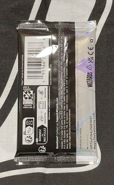 画像2: 《実物写真掲載商品》マジック：ザ・ギャザリングーFINAL FANTASY コレクター・ブースターパック 英語版《状態:未開封》 (2)